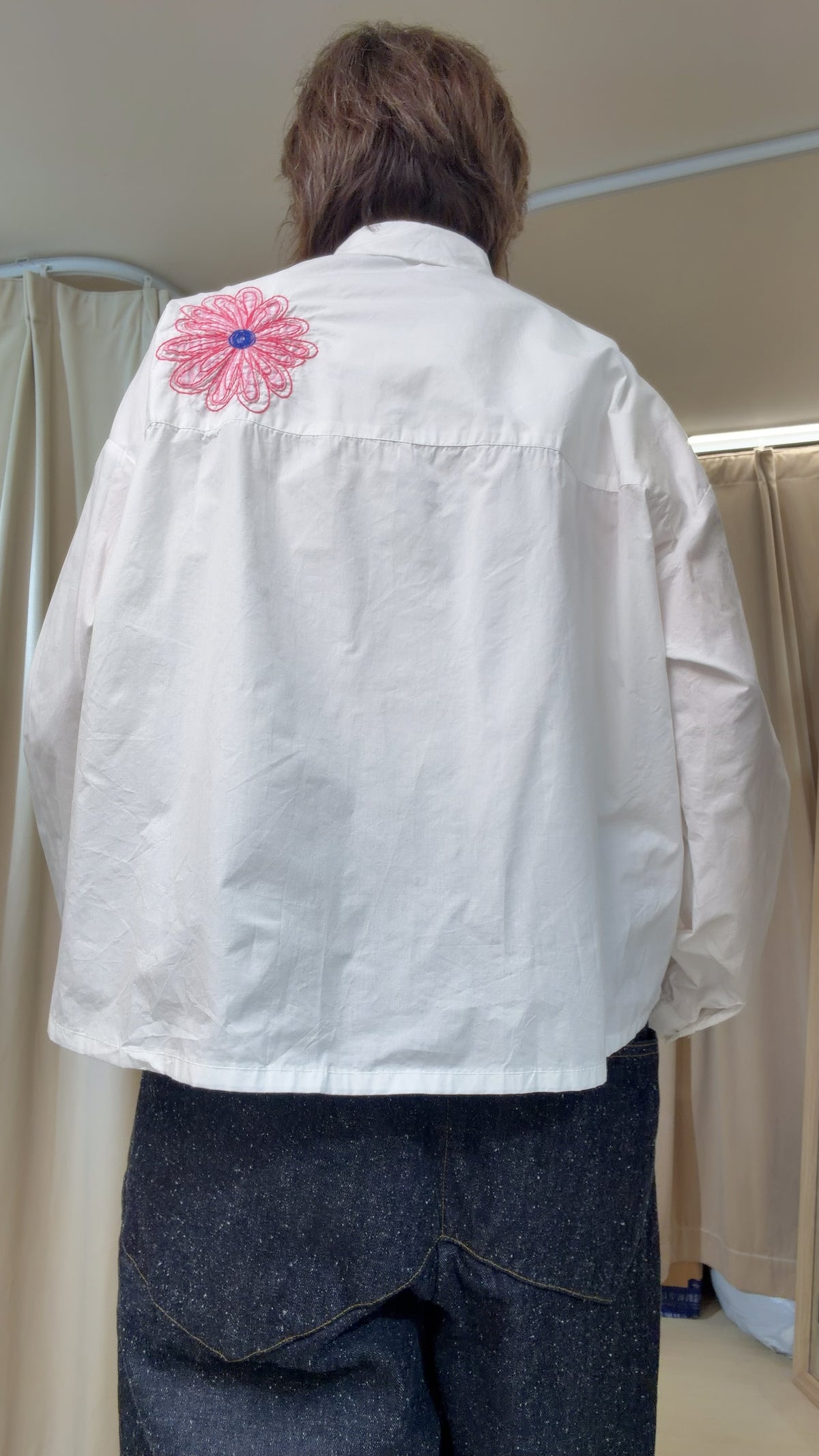 花花恤衫配顏色鈕扣